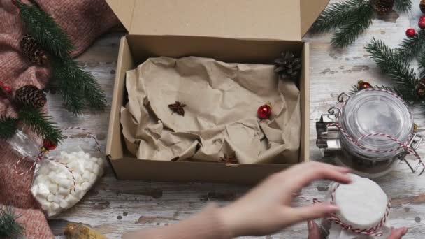 Manos femeninas sosteniendo caja de regalo de Navidad con mezcla de galletas — Vídeo de stock