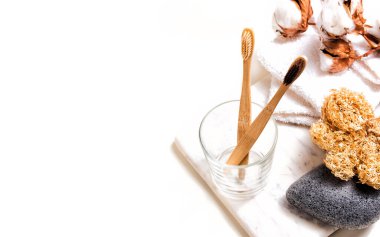 Banyo beyaz arka planda doğal aksesuarlar.