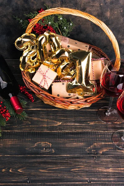 Egy üveg vörösbor karácsonyi kosárban.. — Stock Fotó
