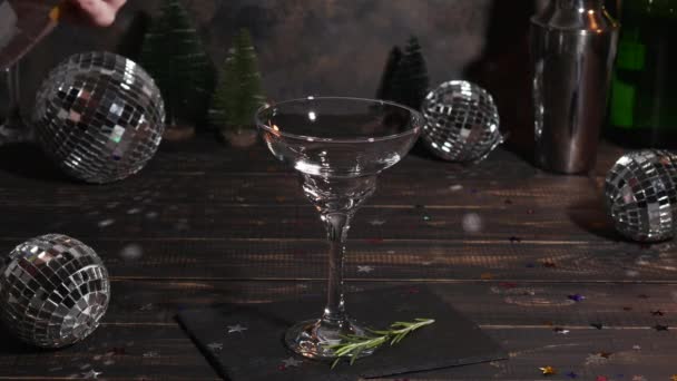 Ένα ποτήρι σαμπάνια στο σκοτεινό τραπέζι. Πρωτοχρονιά ή πάρτι γενεθλίων — Αρχείο Βίντεο
