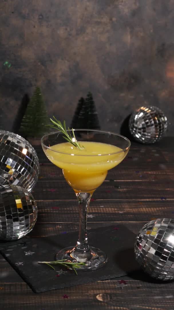 Portakal suyu ve şampanyalı Mimosa kuyruklu. Yeni Yıl — Stok video