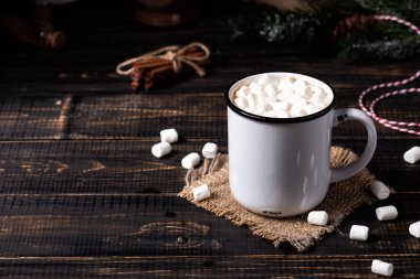 Bir fincan acı çikolata ve marşmelov.