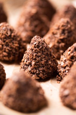 Çeşit çeşit gofret kırıntıları olan çikolatalı şekerler..