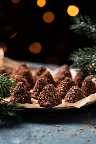 Dulces de chocolate de trufa con surtido de migas de oblea. — Foto de Stock