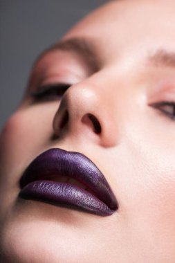 Parlak sarı saçlı ve sağlıklı ciltli güzel bir genç kadın..