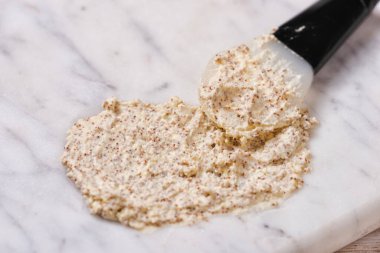 Mermer arka planda doğal vücut fırçası. Kozmetik yüz kremi