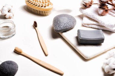 Banyo beyaz arka planda doğal aksesuarlar.