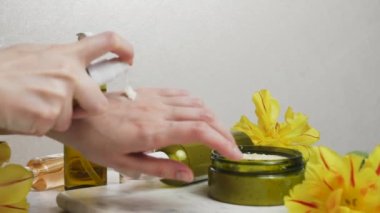 Kadın eli bakım, spa konsepti. Doğal vücut fırçası ve çiçekler.