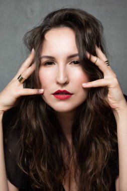 Mükemmel manikürlü güzel bir esmer kadın..