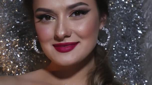 Hermosa mujer morena con maquillaje perfecto por la noche — Vídeos de Stock