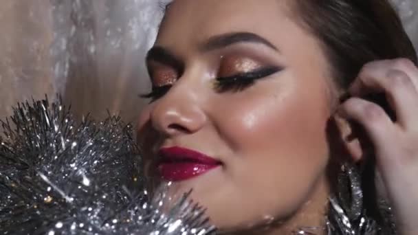 Hermosa mujer morena con maquillaje perfecto por la noche — Vídeo de stock