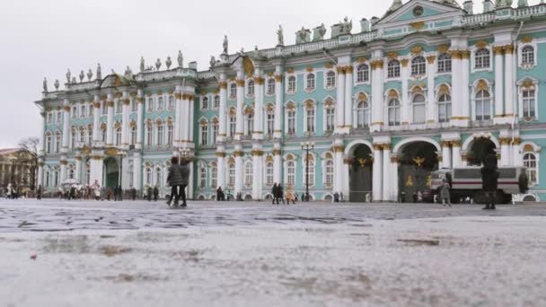 Palastplatz, Sankt Petersburg, Russland. 27. Februar 2021. Polizeibeamte — Stockvideo
