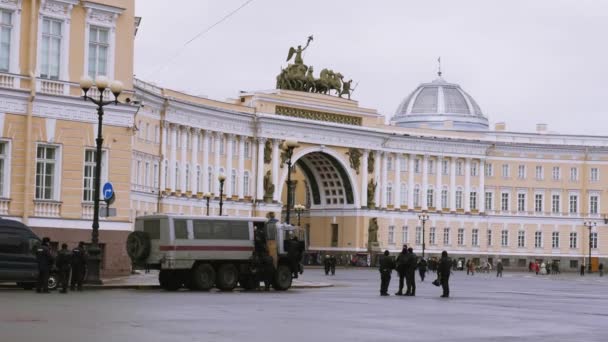 Palace Square, São Petersburgo, Rússia. 27 de fevereiro de 2021. Agentes da polícia — Vídeo de Stock