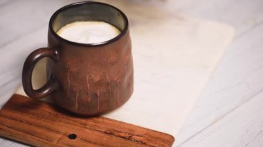 Kahverengi el yapımı kahve fincanı mermer tepside..