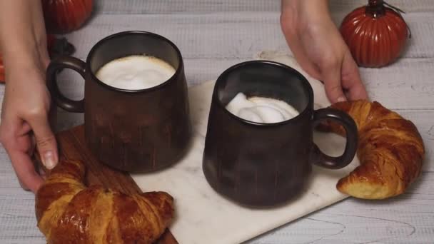 Кофе латте в коричневой ручной керамической чашке на мраморном подносе. — стоковое видео