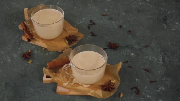 Γυάλινες κούπες από παραδοσιακή ινδική masala chai — Αρχείο Βίντεο