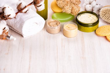 Doğal vücut kahvesi mermer arka planda.