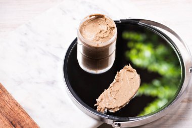 Doğal vücut fırçası mermer ve ayna arkaplanı