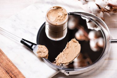 Doğal vücut fırçası mermer ve ayna arkaplanı