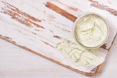 Mermer arka planda doğal vücut kremi.