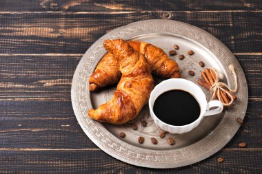 Çikolatalı fındıklı kruvasan ve bir fincan kahve.