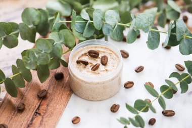 Doğal vücut kahvesi mermer arka planda.