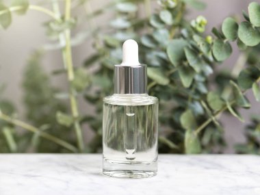 Cam özü şişesi ya da doğal okaliptüs yapraklı serum.