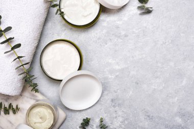 Doğal okaliptüs yapraklı bir şişe özü ya da serum.