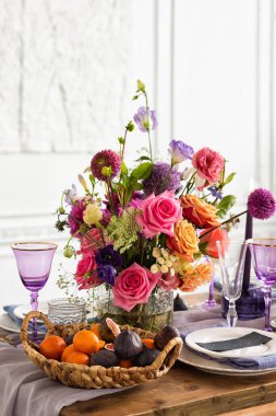 Ahşap masada güzel bir çiçek kompozisyonu