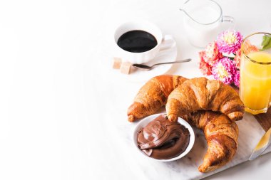 Çikolatalı fındıklı kruvasan ve bir fincan kahve.