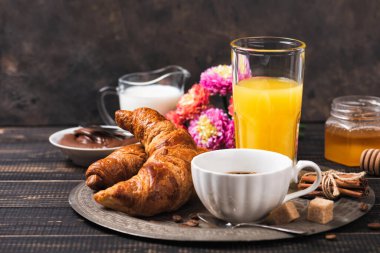 Çikolatalı fındıklı kruvasan ve bir fincan kahve.