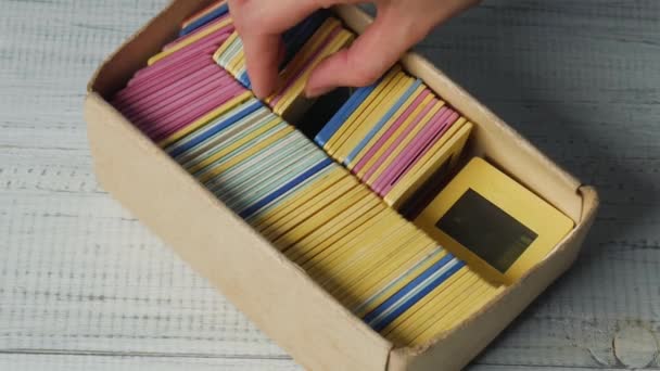 Slides velhos e negativos filme 35mm em uma mesa de madeira — Vídeo de Stock