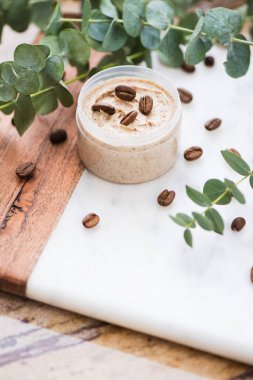 Doğal vücut kahvesi mermer arka planda.