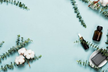 Davetiye kartı, okaliptüs dalları ve pamuk çiçekleriyle birlikte.