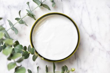 Doğal okaliptüs yapraklı nemlendirici yüz kremi.