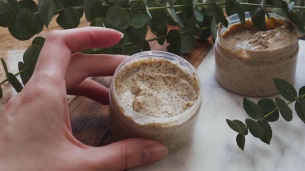 Exfoliante natural para café facial o corporal con ramas de eucalipto — Vídeos de Stock