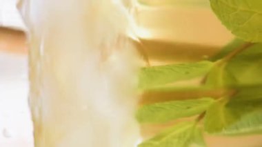 Filtrelenmiş ev yapımı kombu çayı bardağa doldur.