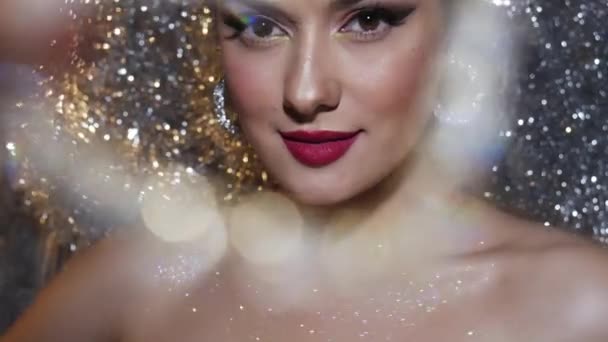 Hermosa mujer morena con maquillaje perfecto por la noche — Vídeo de stock