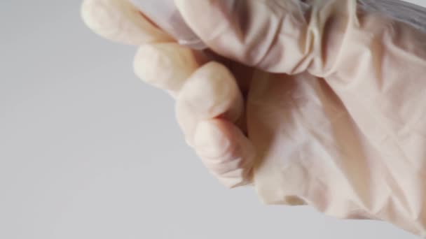 Ręka samicy w rękawiczkach medycznych trzyma probówkę z płynem — Wideo stockowe