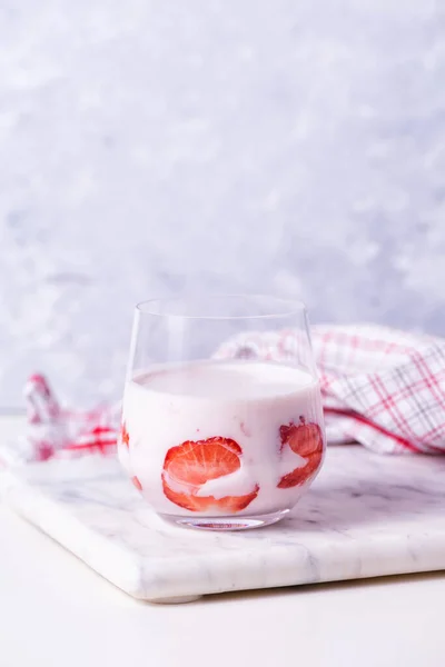 Een glas zelfgemaakte biologische aardbeienyoghurt met verse bessen — Stockfoto