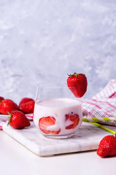 Een glas zelfgemaakte biologische aardbeienyoghurt met verse bessen — Stockfoto