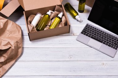 Kozmetikleri karton bir kutuda paketlemek için bir depoda çalışma alanı