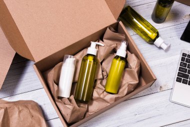Kozmetikleri karton bir kutuda paketlemek için bir depoda çalışma alanı
