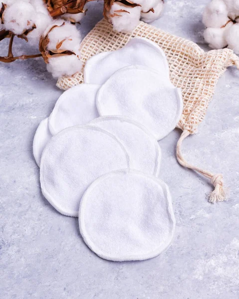 Tamponi riutilizzabili per il trucco in cotone biologico in borsa su sfondo marmo — Foto Stock