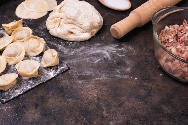 Geleneksel Rus ham pelmeni metal tepside.