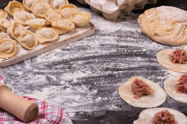 Geleneksel Rus ham pelmeni metal tepside.