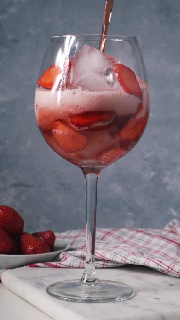 Wijnglas van aardbeienalcohol aperol of daiquiri cocktail. — Stockvideo