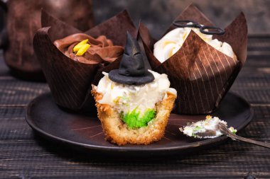 Cadılar Bayramı ya da sihirli şapkayla süslenmiş doğum günü kekleri.