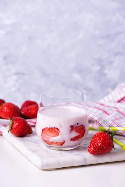 Een glas zelfgemaakte biologische aardbeienyoghurt met verse bessen — Stockfoto