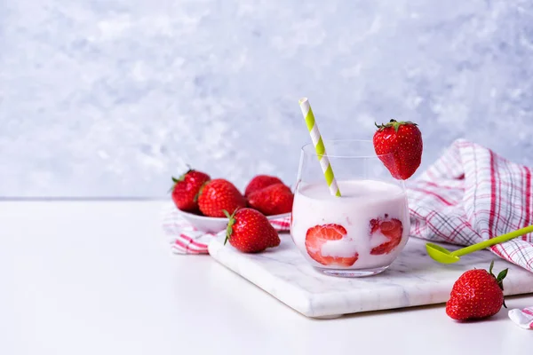 Een glas zelfgemaakte biologische aardbeienyoghurt met verse bessen — Stockfoto